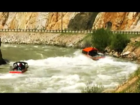 Экстремальные гонки на катерах по горной реке