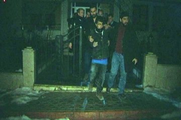 Hırsız Havalandırma Boşluğundan Girdi, Polis Gelince Çatıya Kaçıp "Atlarım" Dedi