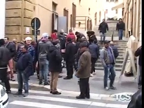 Scooter piomba contro auto giovane ferito. Tragedia sfiorata in corso Vittorio Emanuele