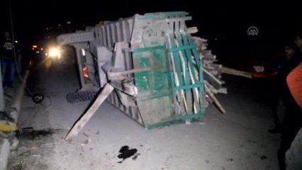 Kereste Yüklü Traktörün Römorku Devrildi