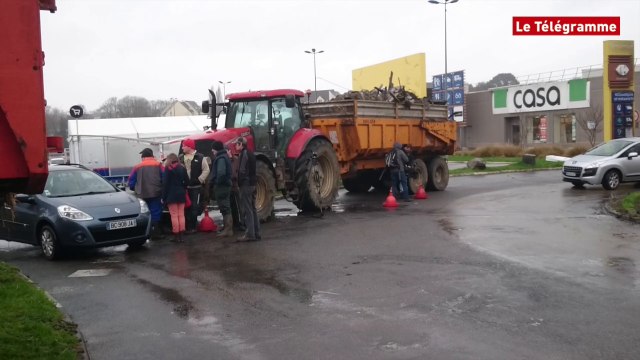 Quimper. Les accès au supermarché Carrefour bloqués par les agriculteurs