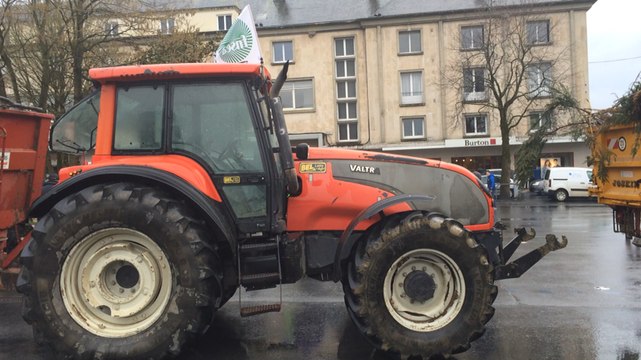 Les tracteurs sur la place de la mairie