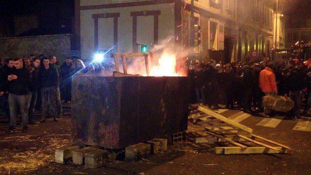 Beauvais : siège des agriculteurs à la préfecture