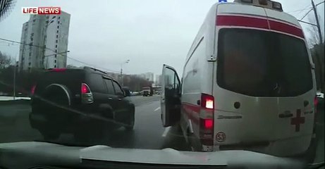 The taxi driver cut off the ambulance , other drivers for broke