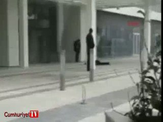 Öldürdüğü kadının başında silahla bekledi