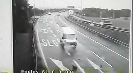 Mais combien sont-ils dans ce van accidenté? Scène de dingue sur l'autoroute