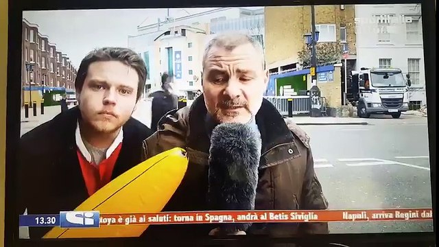 Итальянский Журналист побил хулигана, пристававшего к нему с надувным бананом в прямом эфире!