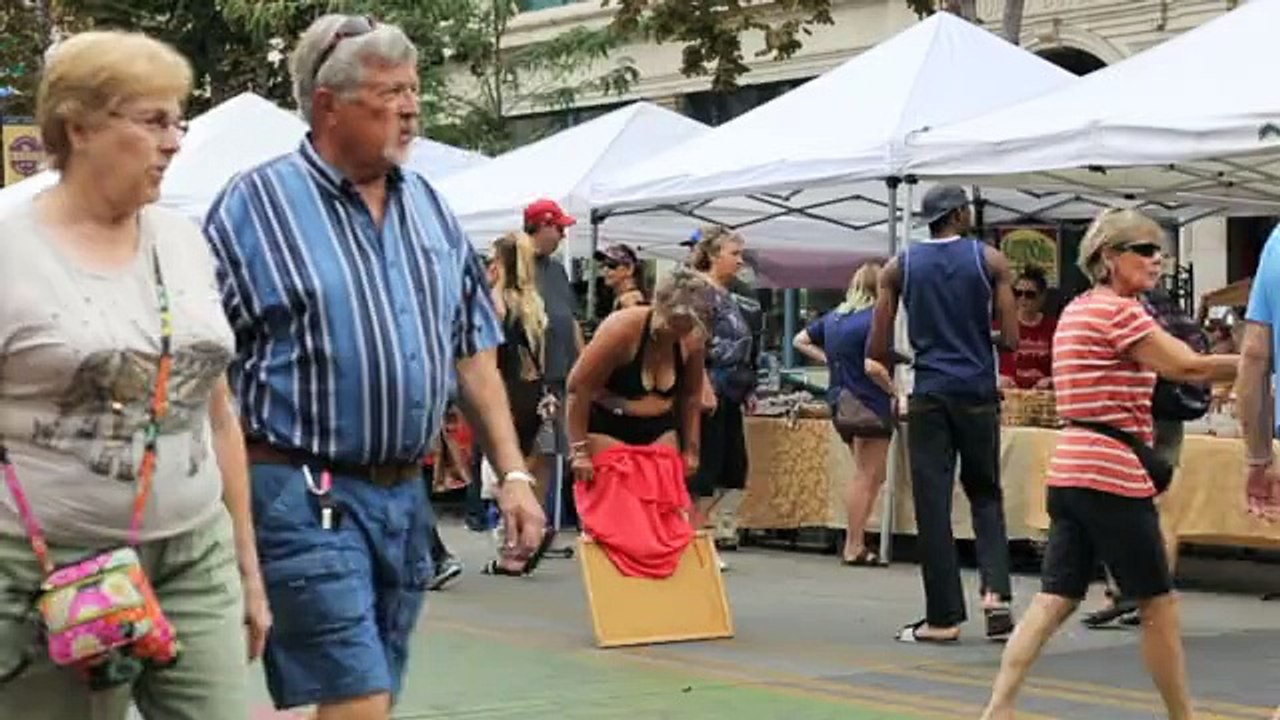 Cette femme de 40 ans montre son corps aux passants...