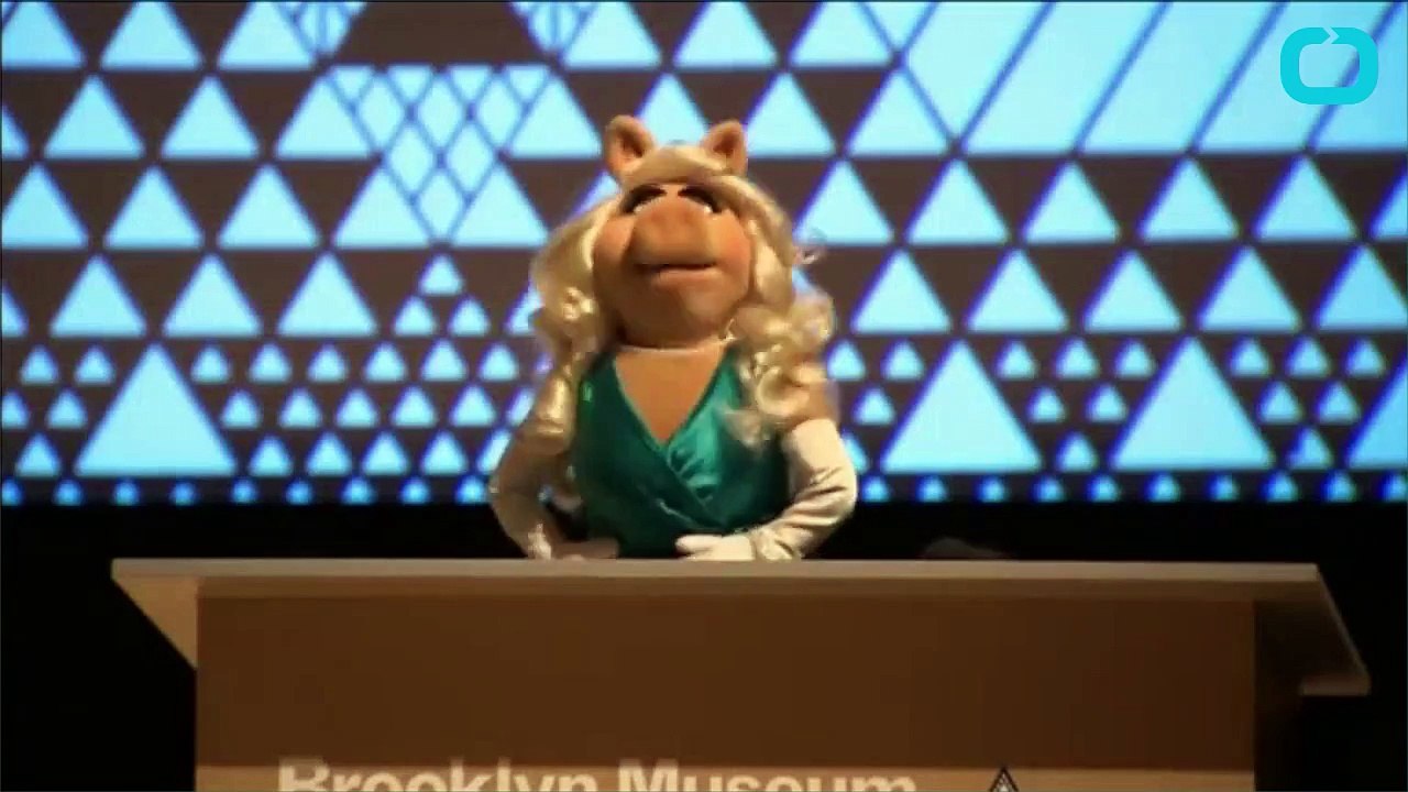 Miss Piggy Reveals Her Selfie Philosophy