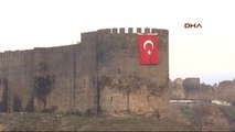 Diyarbakır Sur'a Dev Türk Bayrağı Asıldı