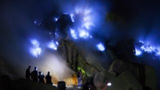 Amazing Ijen Crater - The Largest Acid Lake In The World