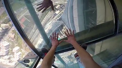 3. Köprüye Tırmanan Çılgın İkili Şimdi de Akasya AVM'nin Tepesine Tırmandı