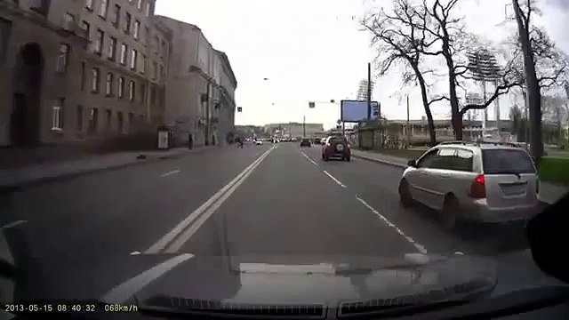 Pedestrian get hit at crossroad RUSSIA!сбитого перекрестке
