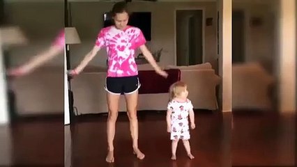 Ablası ile Birlikte Dans Eşliğinde Sabah Sporu Yapan Ufaklık