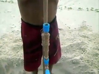 Adam Kumsaldan Bakın Nasıl Tatlı Su Çıkarıyor!