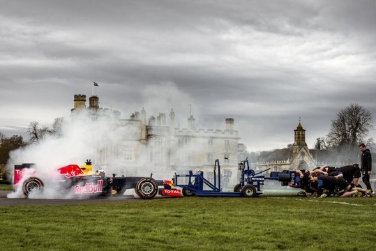 La Red Bull de Daniel Ricciardo face à des rugbymen