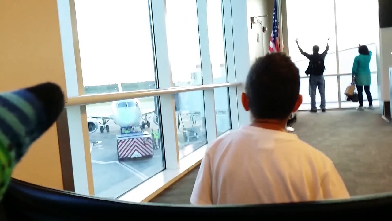 Il rate l'avion et tente de faire changer d'avis le pilote