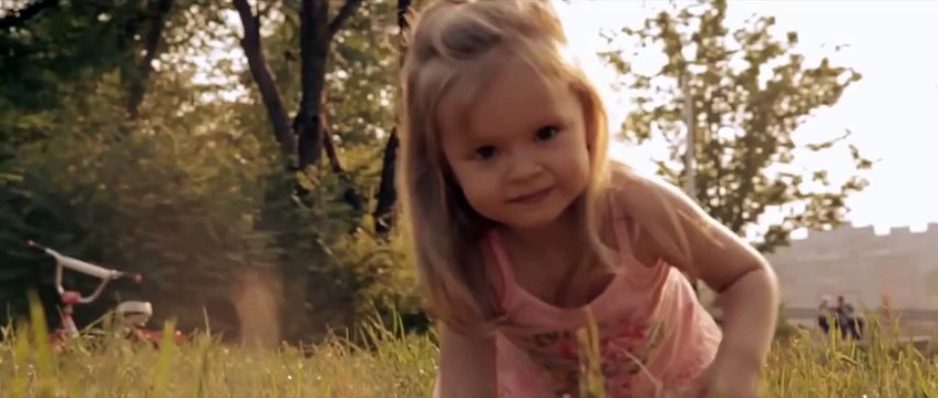 С такой любовью папа снял видео о своей доченьке!Папа похлопай, я танцевать буду
