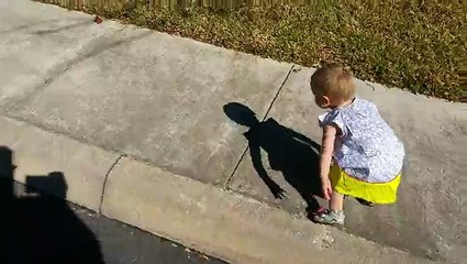 Une petite fille a peur de l'ombre de son papa