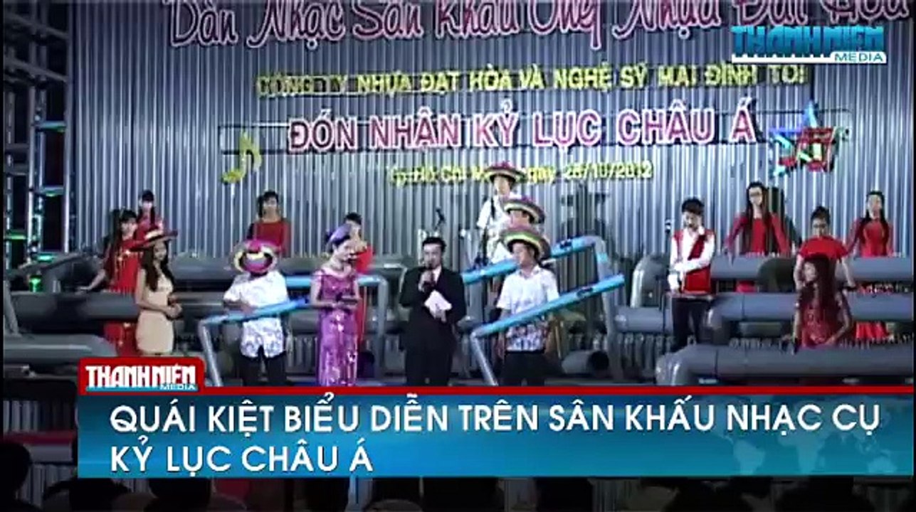 Quái kiệt Mai Đình Tới biểu diễn trên sân khấu - nhạc cụ kỷ lục châu Á