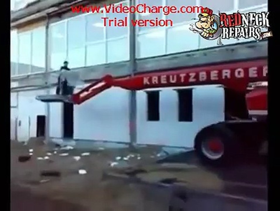 Cet ouvrier passe la pire journée de sa vie.... Belle chute