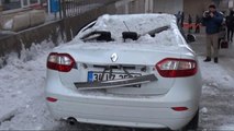 Hakkari'de Çatıdan Otomobilin Üzerine Kar Kütlesi Düştü