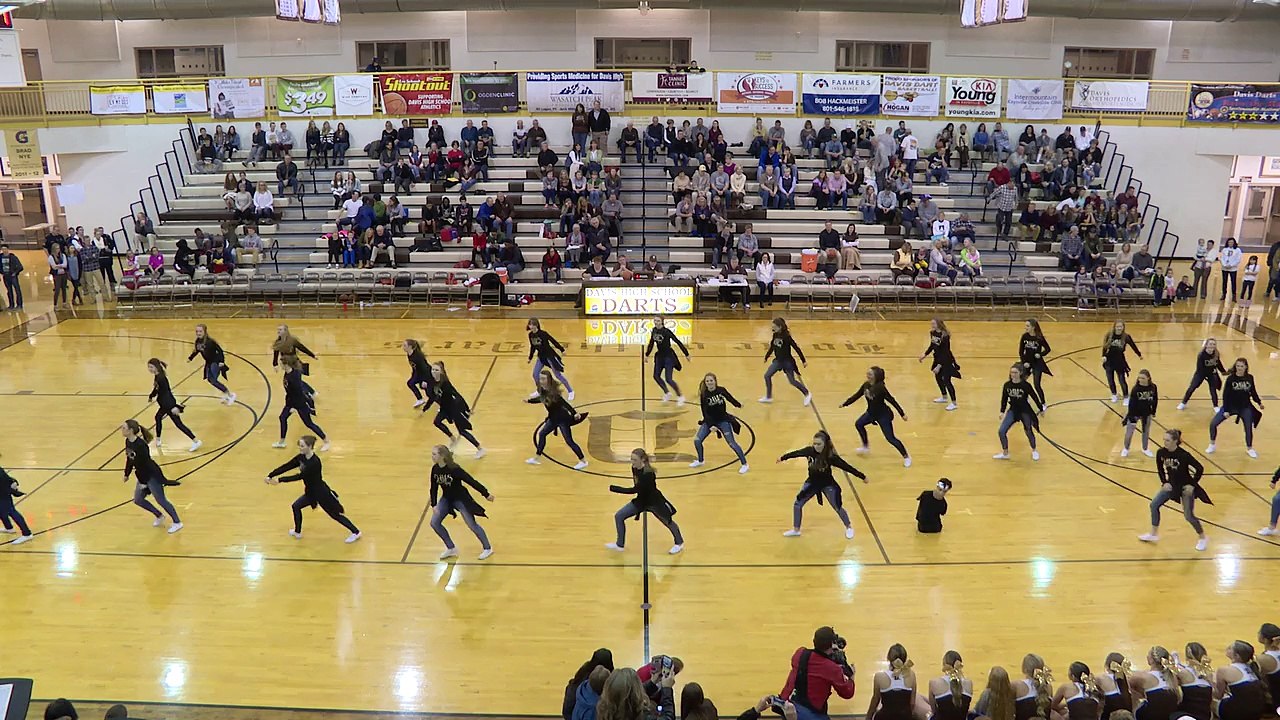 Un homme sans bras ni jambes danse à la mi-temps