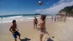 Cão mostra a sua habilidade com a bola numa praia brasileira