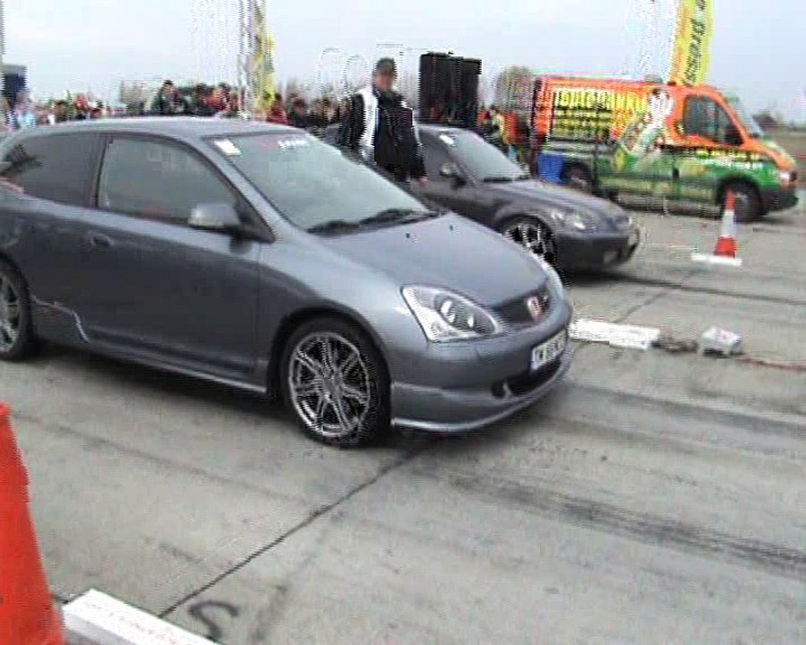 Honda Civic Type R Vs. Honda Civic VTI Drag Race