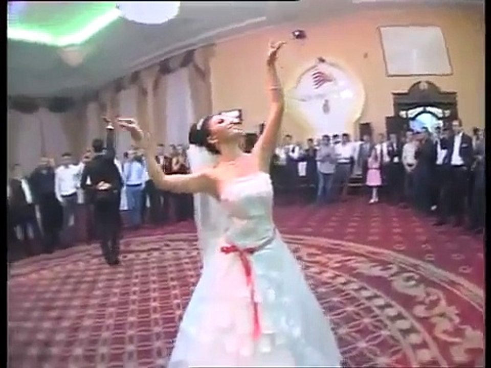 Кавказские свадьбы  Красивый танец жениха и невесты!