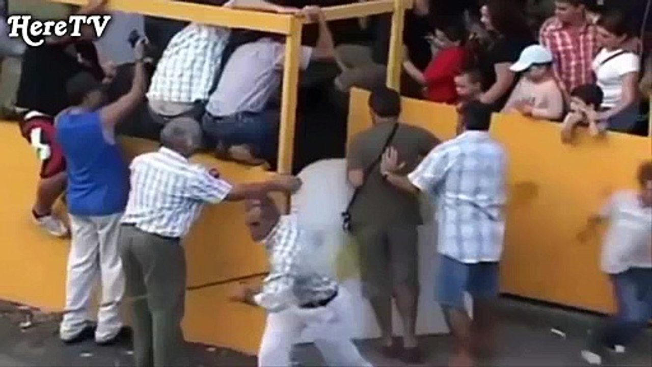 Funny-videos-People-fail-bull-fighting-Funny-Animals-videos--Bull-Fails-Videos_clip(1)_Compress