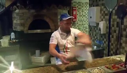 Скачать видео: Un pizzaïolo fait des acrobaties incroyables avec une pizza !