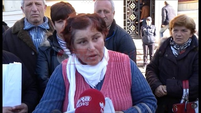 Tregtarët e tregut të veshjeve të përdorura protestë kundër gjobave të Bashkisë- Ora News