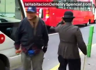 'Charles Chaplin' peruano viaja en combi