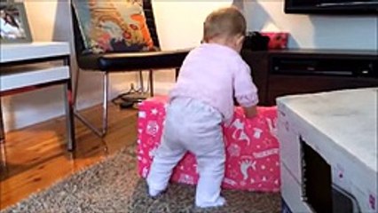 babies laughing, babey catch the sofah-