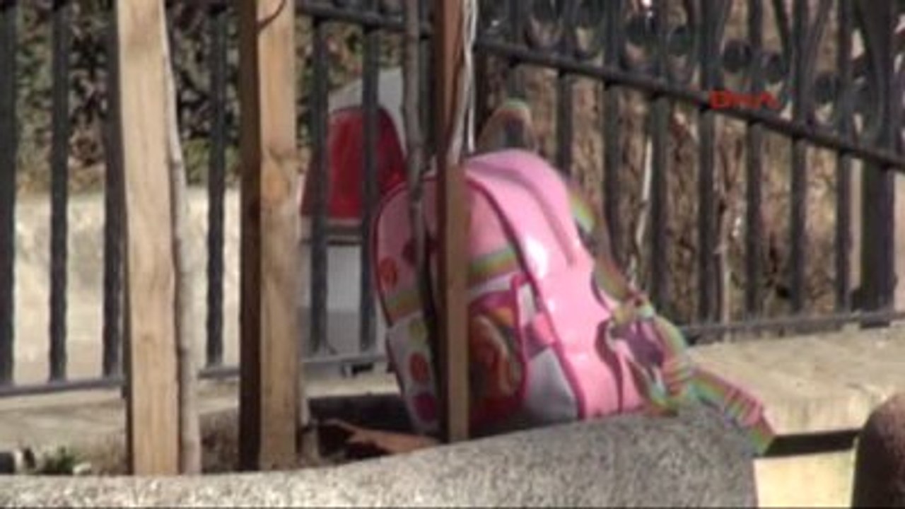 Caminin Avlusuna Bırakılan Çanta Korku Yarattı