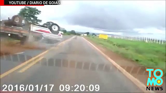 dash-cam-crash-passenger-ejected-from-flipping-car-in-horror-brazil-road-accident tomonews