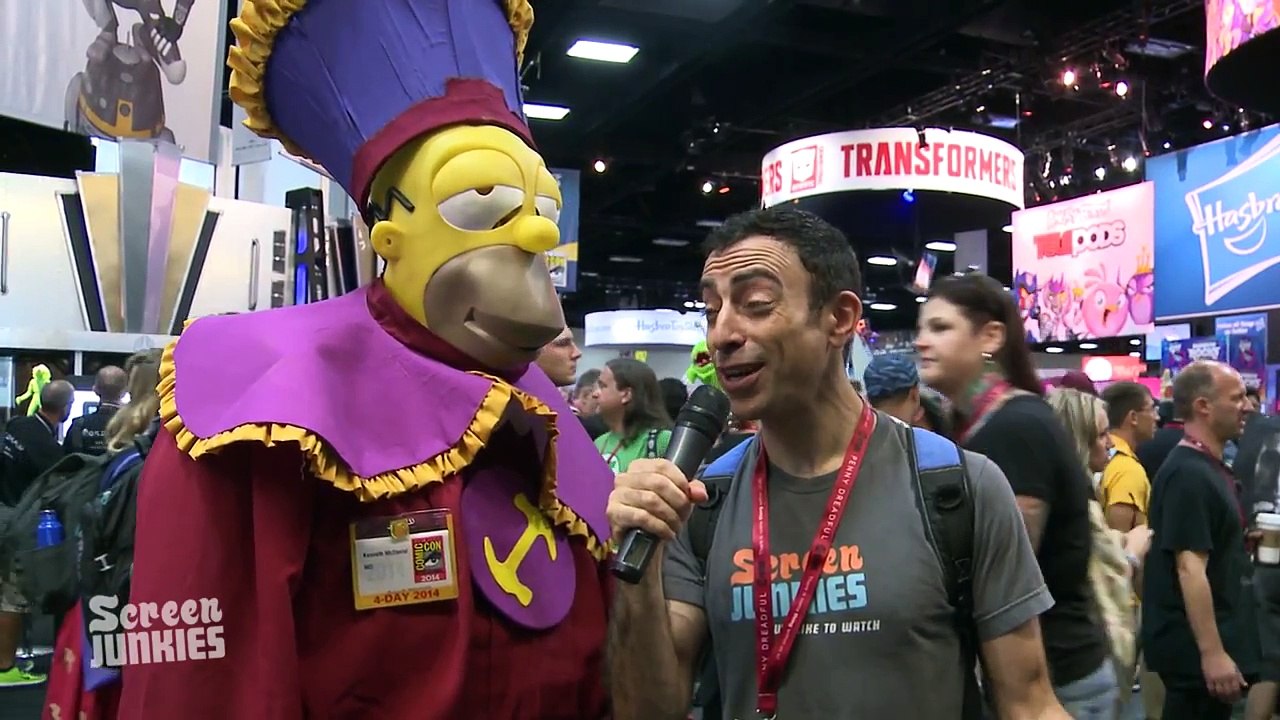 Comic-Con 2014: Fighting Green Lantern, M. Night Shyamalan & More Hot Cosplay!