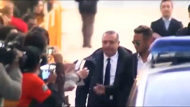 Neymar abandona la Audiencia Nacional entre autógrafos y 'selfies