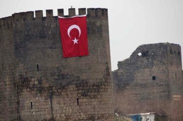 Kontrolün Sağlandığı Sur'da Surlara Dev Bayrak Asıldı