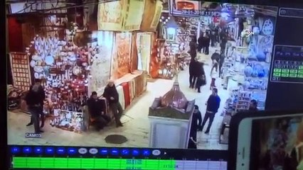 Mısır Çarşısı’nda silahlı şahıs paniği kamerada