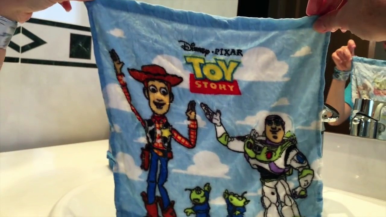 Disney Magic Towels Minnie Mouse Toy Story 3 Towels ディズニーマジックタオル Toallas Mágicas Disney Toy Videos