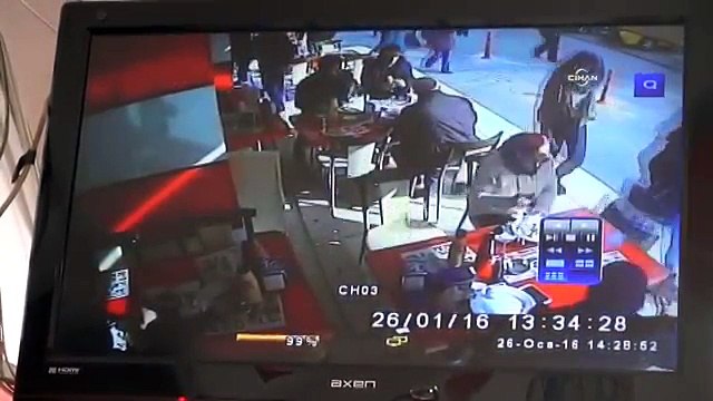 Patlamaya aldırış etmeden yemek yemeye devam ettiler