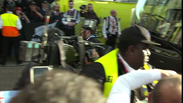 Fans go wild for Richie McCaw and All blacks