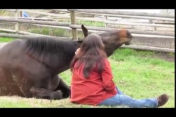 Elle s'installe par terre, près d'un cheval. Vous allez en avoir le souffle coupé !
