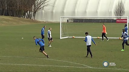 Roberto Mancini gol dersi veriyor !