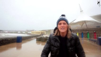 Mujer informaba sobre tormenta y le cayó un pez en la cara