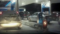 Şaşkın sürücü, hortumdaki benzini çakmakla kontrol etmek istedi