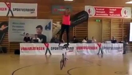 Девушка на велосипеде