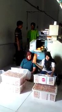 ركزوا على الطفلة إلي بالخمار الأكحل وتقول عن خدمة في تونس وعد ربي وبرى